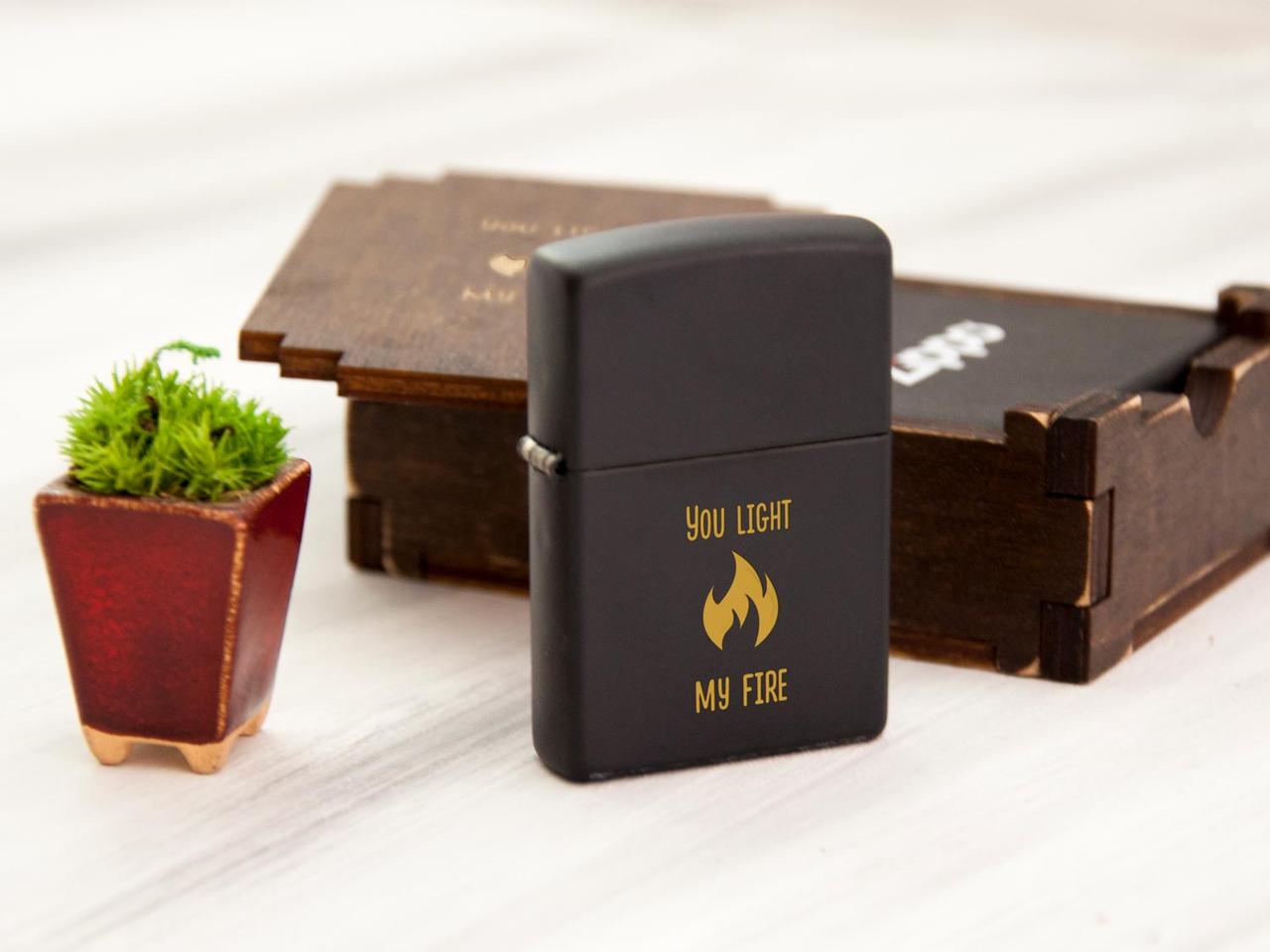 Чорна запальничка Zippo з гравіюванням