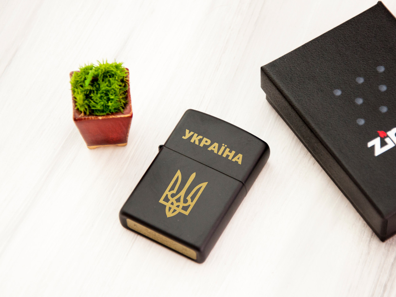Чорна запальничка Zippo з гравіюванням з українською символікою, фото 1