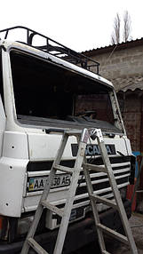 Замена лобового стекла на грузовике Scania серия 3 в Орджоникидзе  1