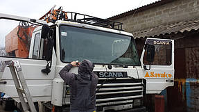 Замена лобового стекла на грузовике Scania серия 3 в Орджоникидзе  4