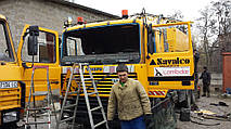 Замена лобового стекла на грузовике Volvo F 12 в Орджоникидзе  3