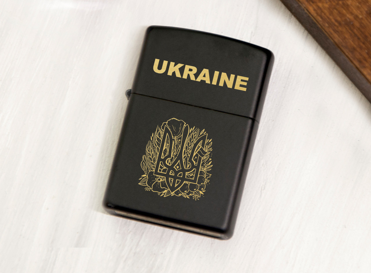 Чорна стильна запальничка Zippo з гравіюванням герба України