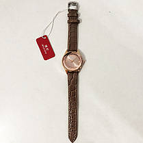 Стильні бежеві наручні годинники жіночі. З блискучому ремінцем. В чохлі. модель 81121, фото 2