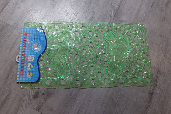 Килимок у ванну силіконовий на присосках "Ноги" Зелений