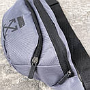 Поясна сумка унісекс сірого кольору з чорним логотипом, фото 2