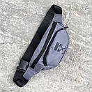 Поясна сумка унісекс сірого кольору з чорним логотипом, фото 3