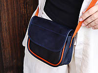 Кожаная полуркуглая женская сумка на магните и плечевым ремешком/ Мини сумочка через плече синяя с оранжевым