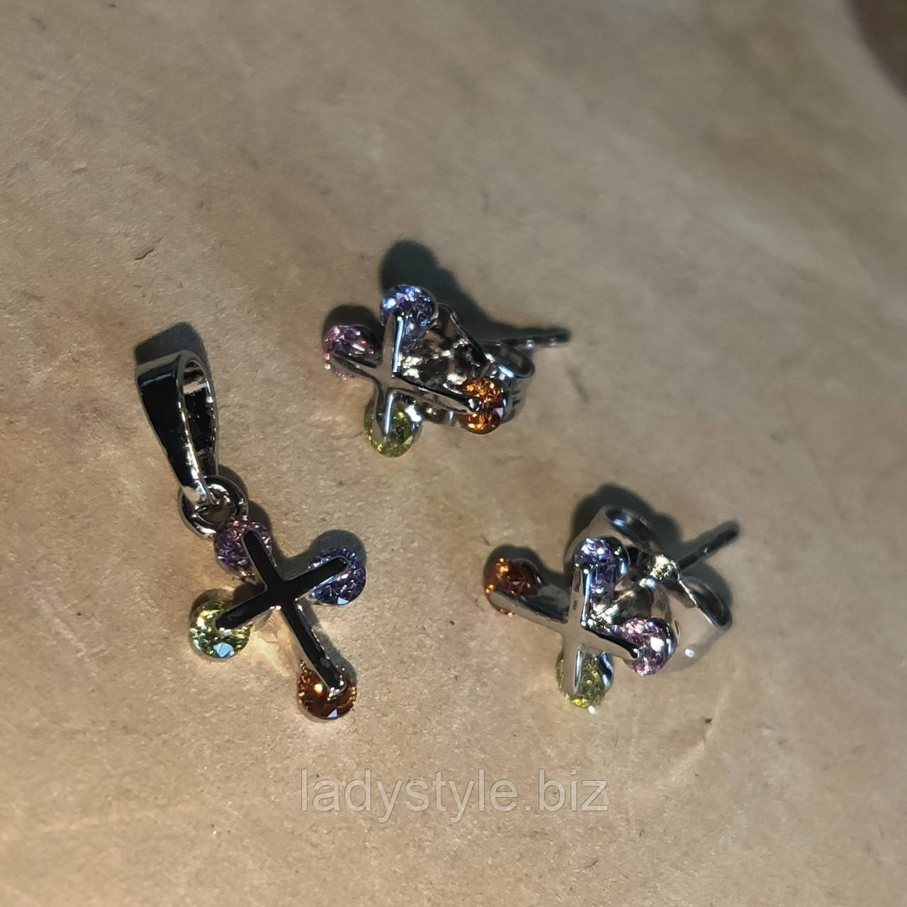 Сріблястий набір: сережки-цвяшки та кулончик "Крістик" з кольоровими фіанітами, фото 1