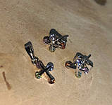 Сріблястий набір: сережки-цвяшки та кулончик "Крістик" з кольоровими фіанітами, фото 5