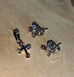 Сріблястий набір: сережки-цвяшки та кулончик "Крістик" з кольоровими фіанітами, фото 3