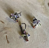 Сріблястий набір: сережки-цвяшки та кулончик "Крістик" з кольоровими фіанітами, фото 7