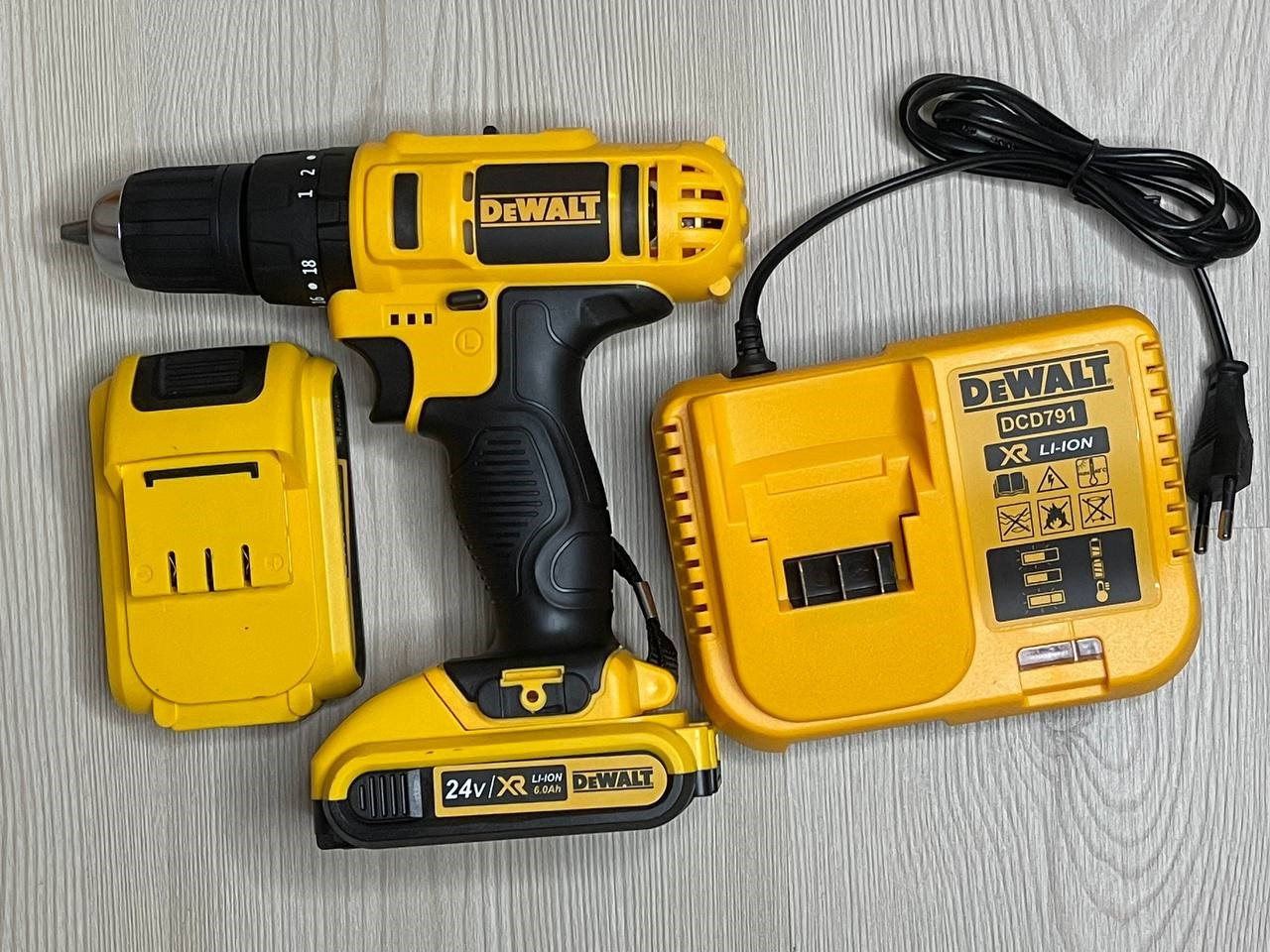 Шуруповерт с большим набором инструментов DeWALT (24V, 6AH) Дрель ...