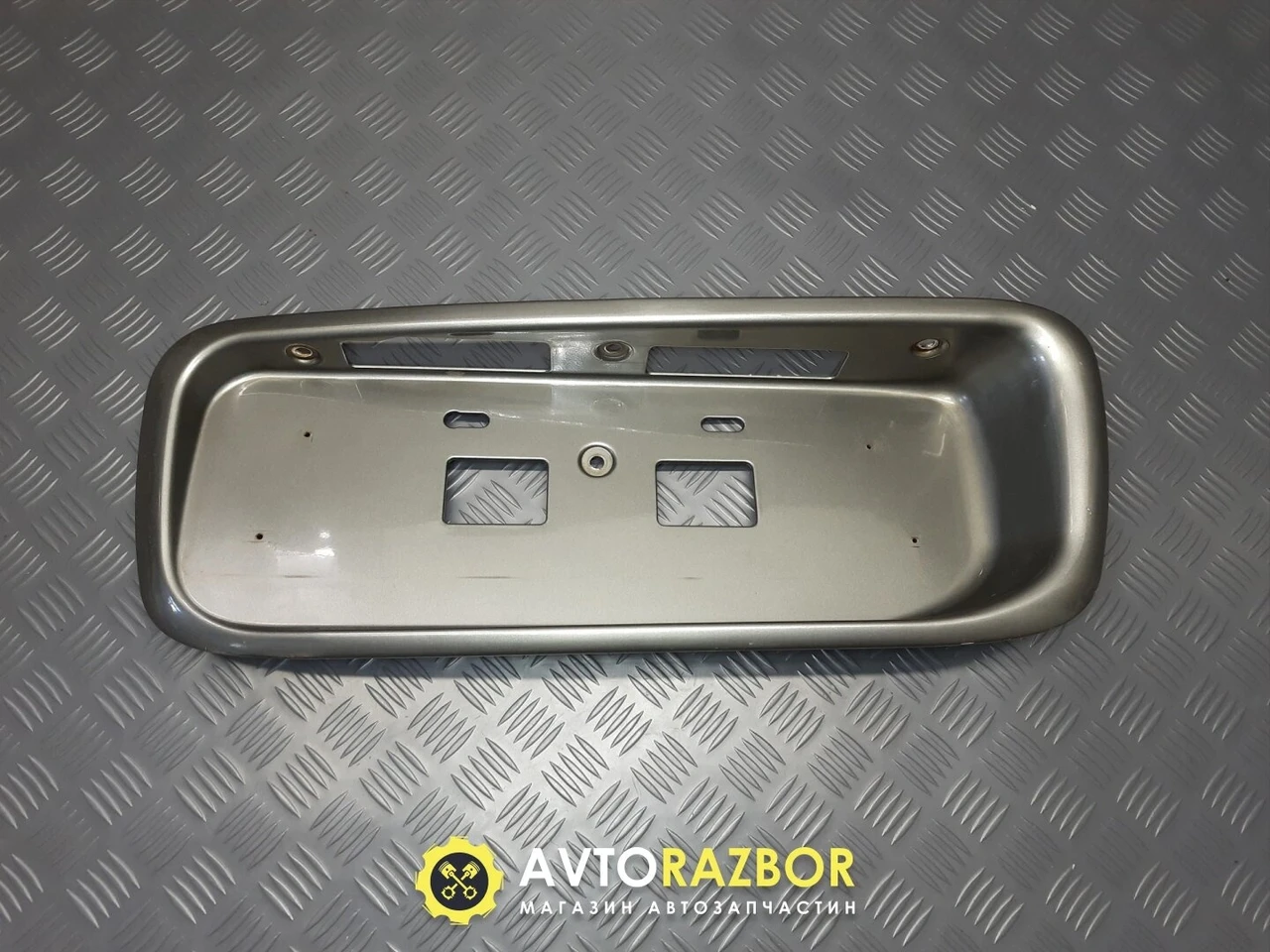 Пластиковая панель накладка подсветки номера на Hyundai H200, H1 Starex ...