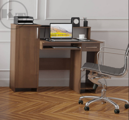Компьютерный стол Компанит Пи-Пи-2 в интерьере комнаты