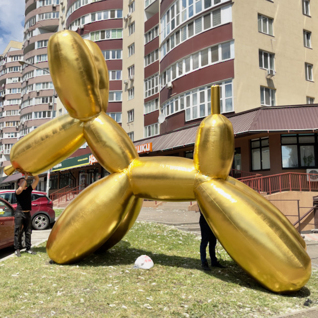 Золота декорація надувна собака