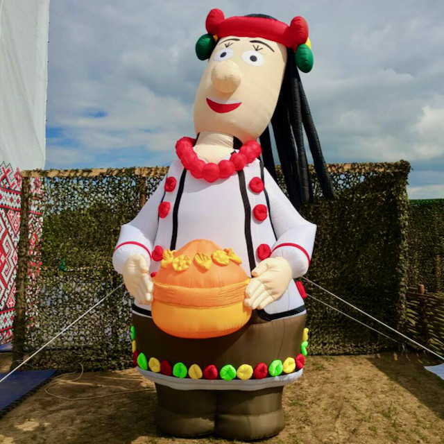 Надувна фігура українка 500 см з повітродувкою для зовнішньої реклами та фотозон