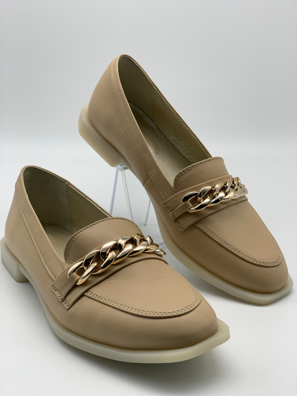 Лофери бежеві жіночі з декоративним ланцюгом "Style Shoes"