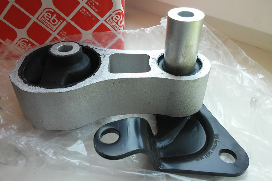 Подушка КПП Ford Fiesta 1.3/1.4i/1.6 TDCi 01- (косточка) 30057 FEBI (Shramko)