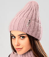Зимова жіноча шапочка "Ілона" з ніжної та шовковистої вовни кролика кольору пудра.