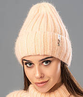 Зимняя женская шапка «Илона» из нежной и мягонькой шерсти кролика цвета светлый персик.
