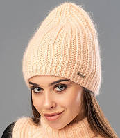 Зимняя женская шапка «Жасмин» из шерстяной пряжи в цвете светлый персик.