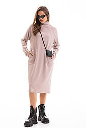 Трикотажне утеплене плаття вільного крою з горлом у бежевому кольорі