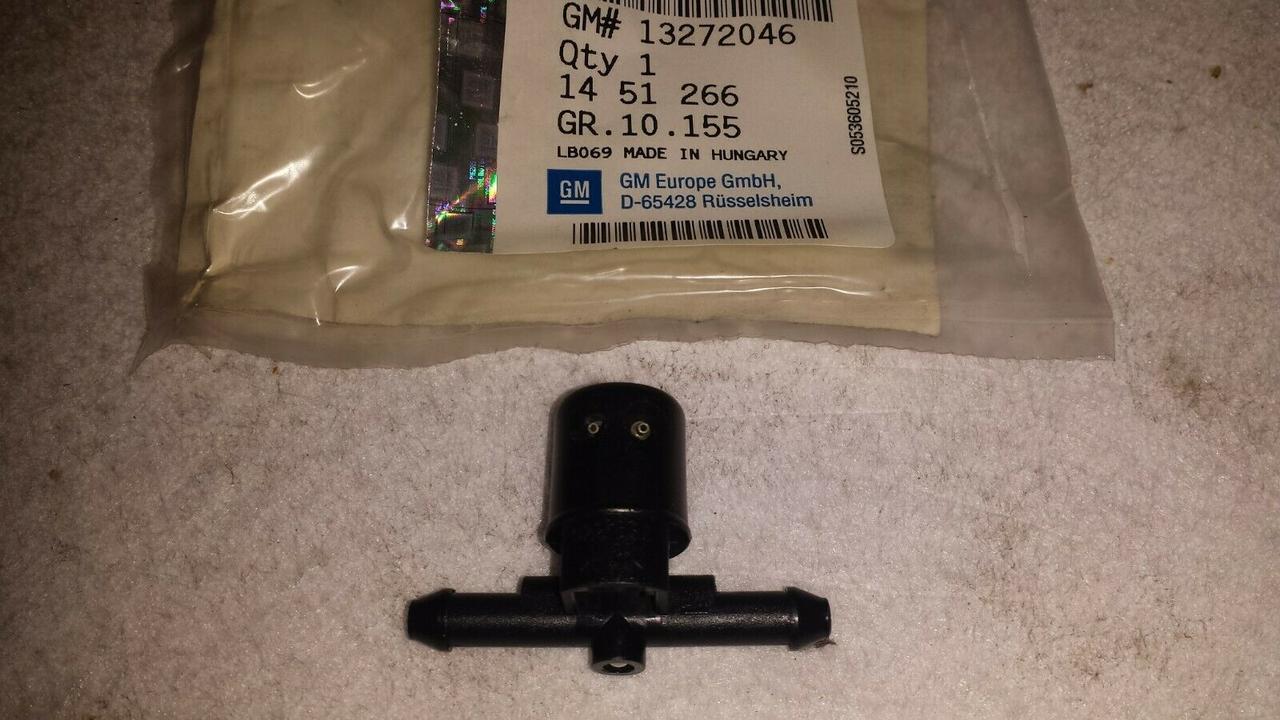 Форсунка омивача лобового скла ліва GM 13272046 OPEL Zafira-B