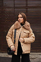 Жіноча стильна стьогана куртка зимова коротка з хутряним коміром натуральний песець кемел