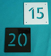 Квадратний номер з трафаретною цифрою на дверях офісу, кабінету