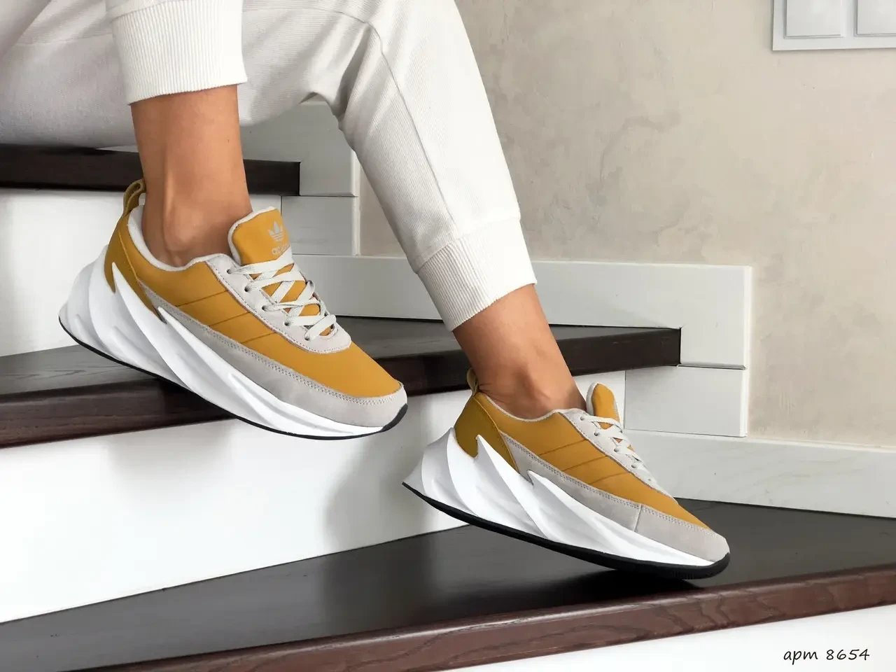 Зимові жіночі кросівки Adidas Sharks (витрачені хутром, шкіра нубук, замша, коричневі)