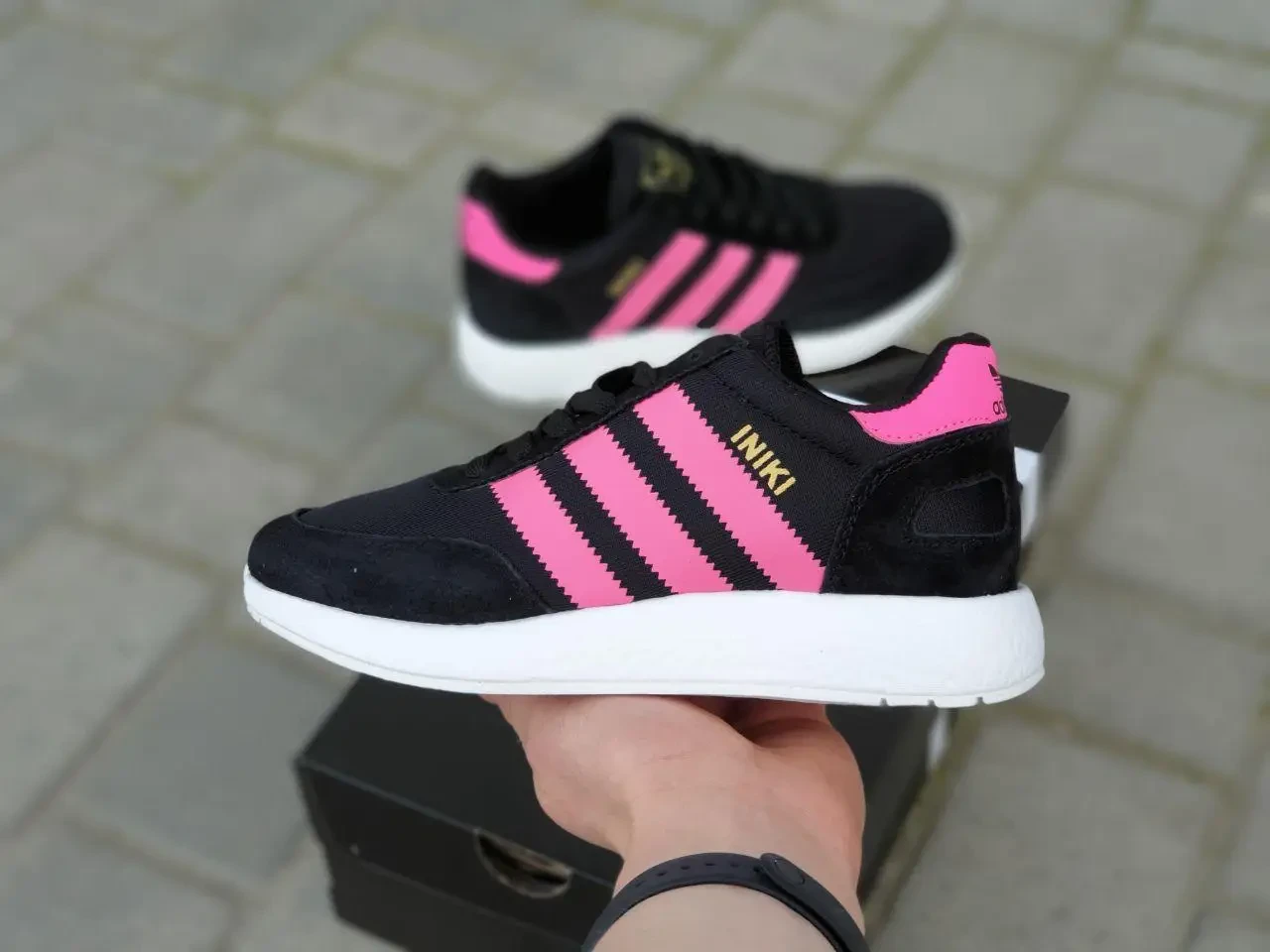 Жіночі кросівки Adidas Iniki Runner Boost "Black Pink, кросівки чорні в стилі Адідас Інікі