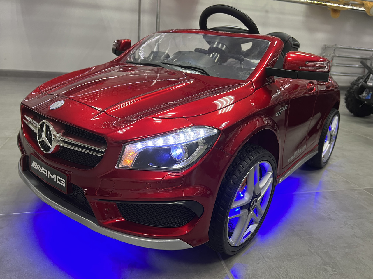 Дитячий електромобіль Mercedes-Benz CLA45, 12V12AH, підсвічування днища, коліс і ніг, амортизатори передні/задні, фото 1