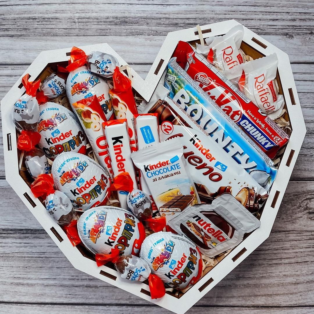 Подарунковий набір солодощів Серце Rafaello,Kinder,KitKat,Nutella,Bounty, фото 1