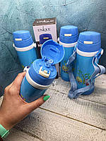 Термос детский с трубочкой 460 мл с защитой от протекания в сумке с шнуром синього цвета