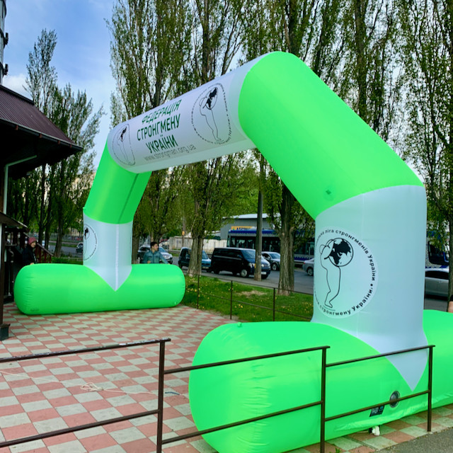 Салатова надувна арка на опорах