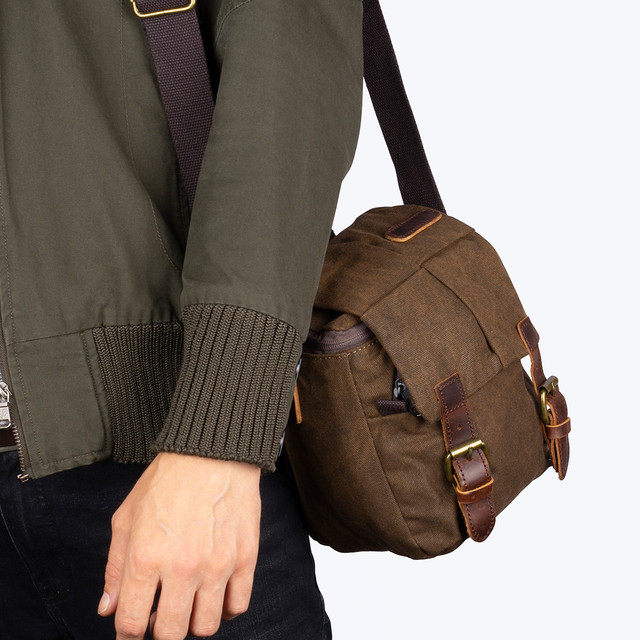 Фото чоловіка з сумкою для фотокамери через плече Фото чоловіка з сумкою для фотокамери через плече