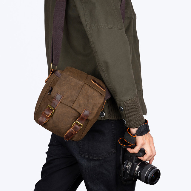 Фото чоловіка з сумкою для фотокамери через плече