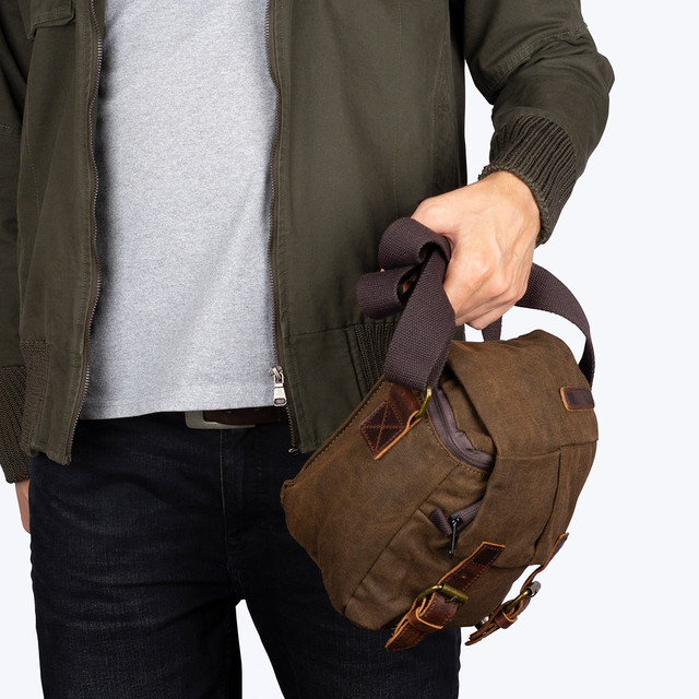 Фото чоловіка з сумкою для фотокамери через плече Фото чоловіка з сумкою для фотокамери через плече