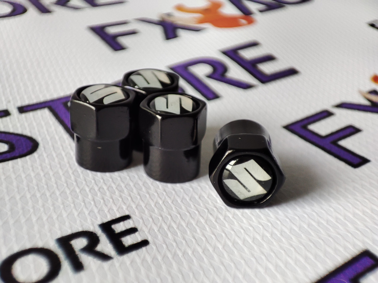 Захисні ковпачки на ніпеля Suzuki чорні шестигранні, 4 шт., фото 1
