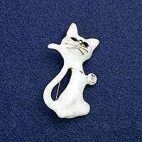 Брошка Кішечка золотистий метал, емаль і кристал 50х30мм + - купити біжутерію оптом в інтернеті