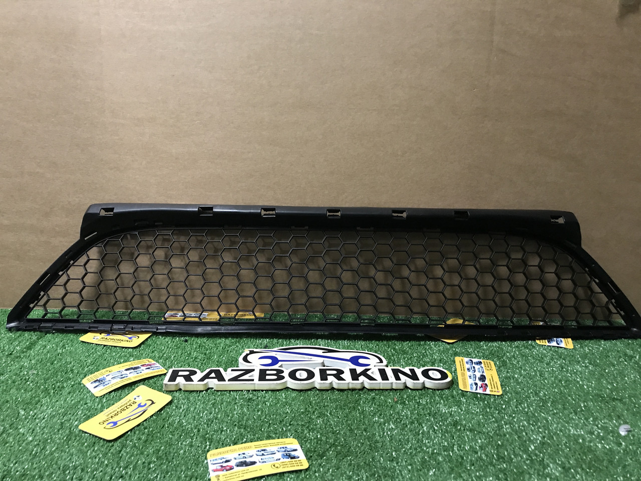 Решітка радіатора нижня Renault Logan MCV Рено Логан (2009-2012) Оригінал 8200752803, фото 1