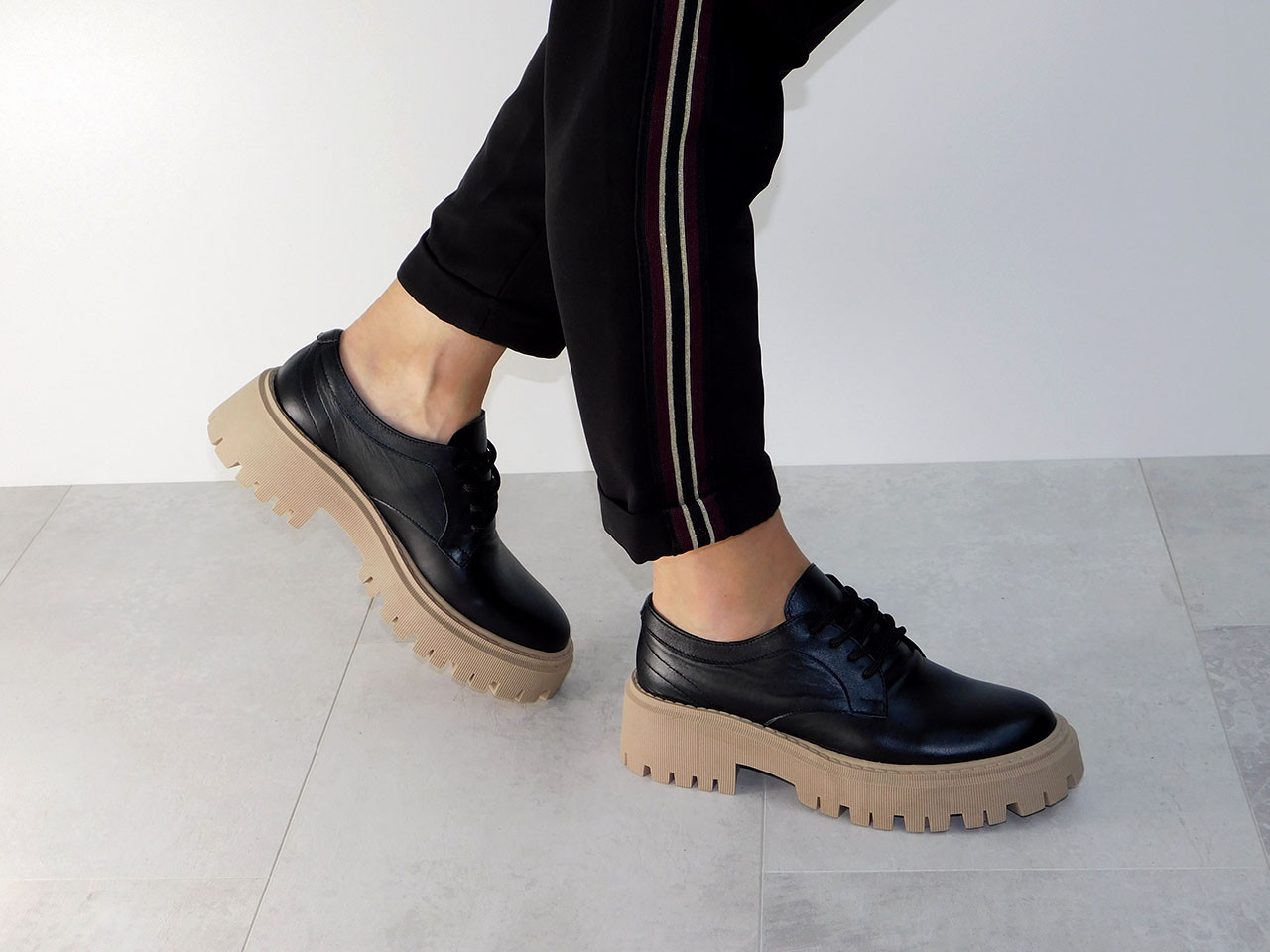 Шкіряні чорні туфлі жіночі стильні на бежевій підошві