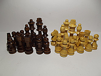 Набір дерев'яних фігур для гри в шахи