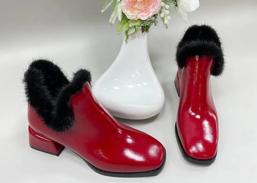 Стильные яркие женские кожанные ботинки мех норка