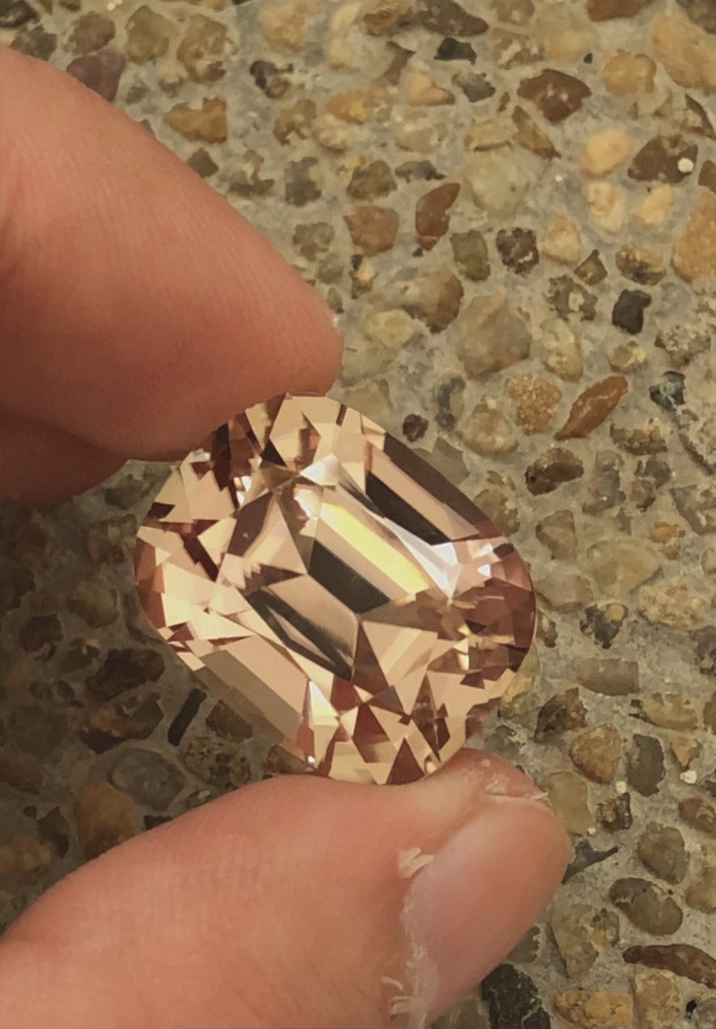 Натуральний великий Сподумен (Трифан) з сертифікатом 49.55 ct. 21.6 x 17 x 16.1mm, фото 1