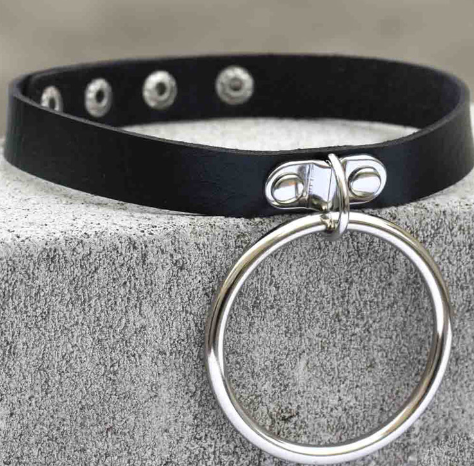 Шкіряний чокер на шию з великим металевим кільцем на чотирьох кнопках.