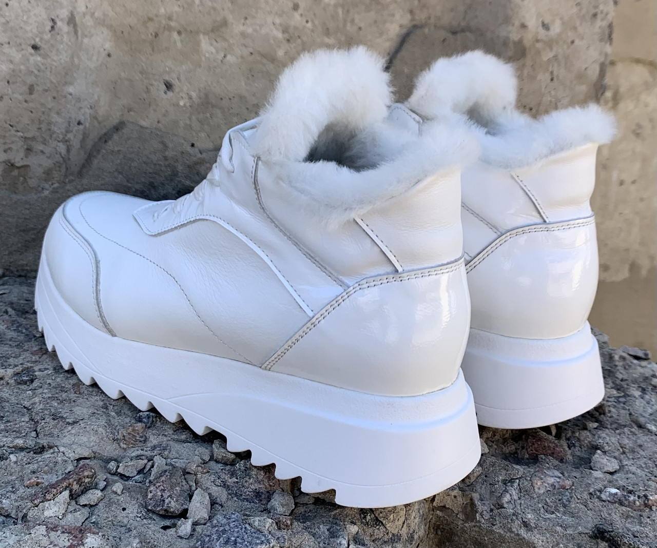 Calvin Klein Женские зимние кожаные белые кроссовки ботиночки с мехом - фото 2 - id-p1677910899