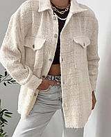 Твидовая женская рубашка пиджак молочный с накладными карманами на пуговицах равная снизу