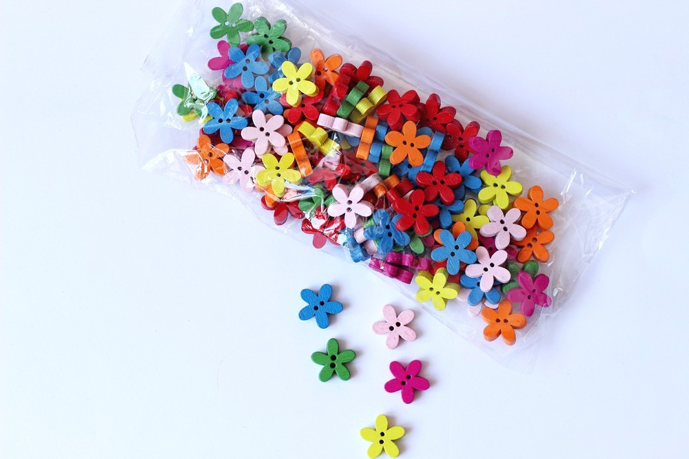 Набір декоративних ґудзиків Pugovichok для рукоділля і творчості 15 мм "Квітка однотонна" (паковання), фото 1