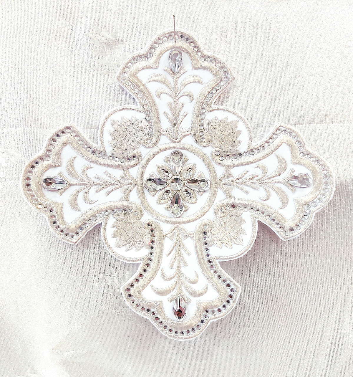 Крест для облачений Хрест для церковного одягу великий 24 на 24 см срібний на білому зі стразами